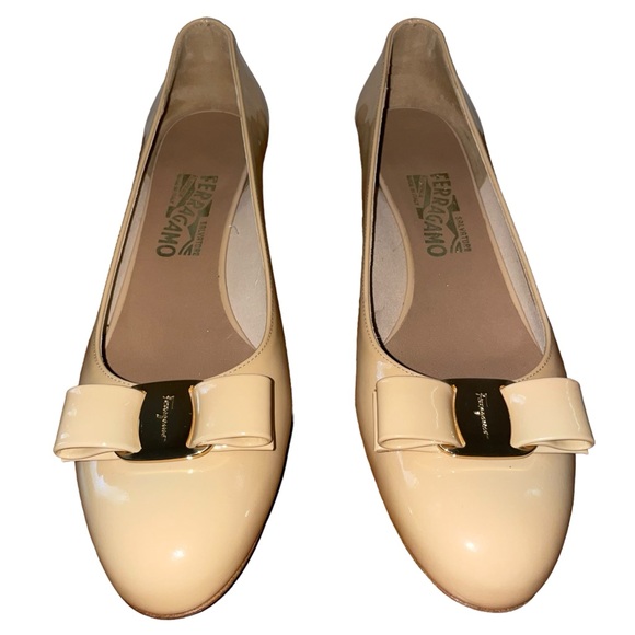 SALVATORE FERRAGAMO Vara Pump Low
Heel Bow Napak Nude Amaretti Size 9.5 C New - Picture 4 of 16